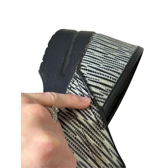 Dansko Black Sliver Tooled Leather Clog Shoes Size 38 US 7.5 8 Slip On Comfort - Picture 10 of 11